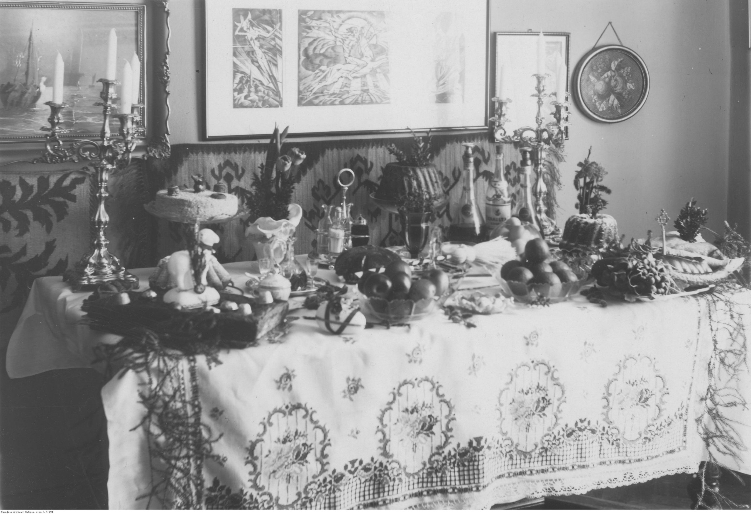 Stoły wielkanocne ozdabiano bukszpanem, kwiatami, asparagusem (fot. Narodowe Archiwum Cyfrowe, sygn. 3/1/0/15/291/1, domena publiczna)