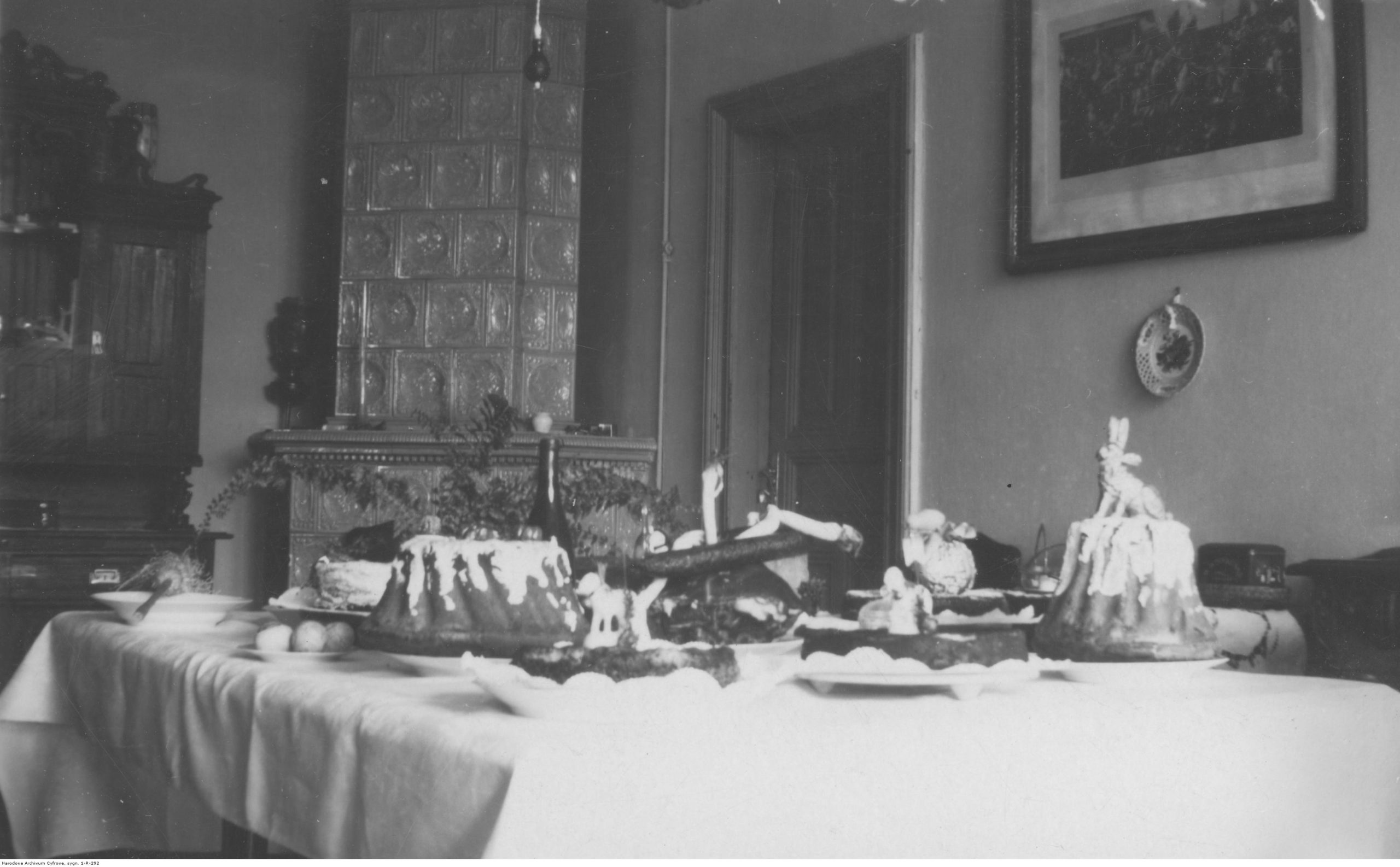 W zależności od tradycji panującej w danym domu na stole wielkanocnym pojawiały się różne dania. Starano się dekorować je bardzo starannie, aby cieszyły oko nie tylko starszych, ale także młodszych członków rodziny. Tu można zauważyć stojącego na babce zająca, prawdopodobnie wykonanego z marcepanu (fot. Narodowe Archiwum Cyfrowe, sygn. 3/1/0/15/292/1, domena publiczna)