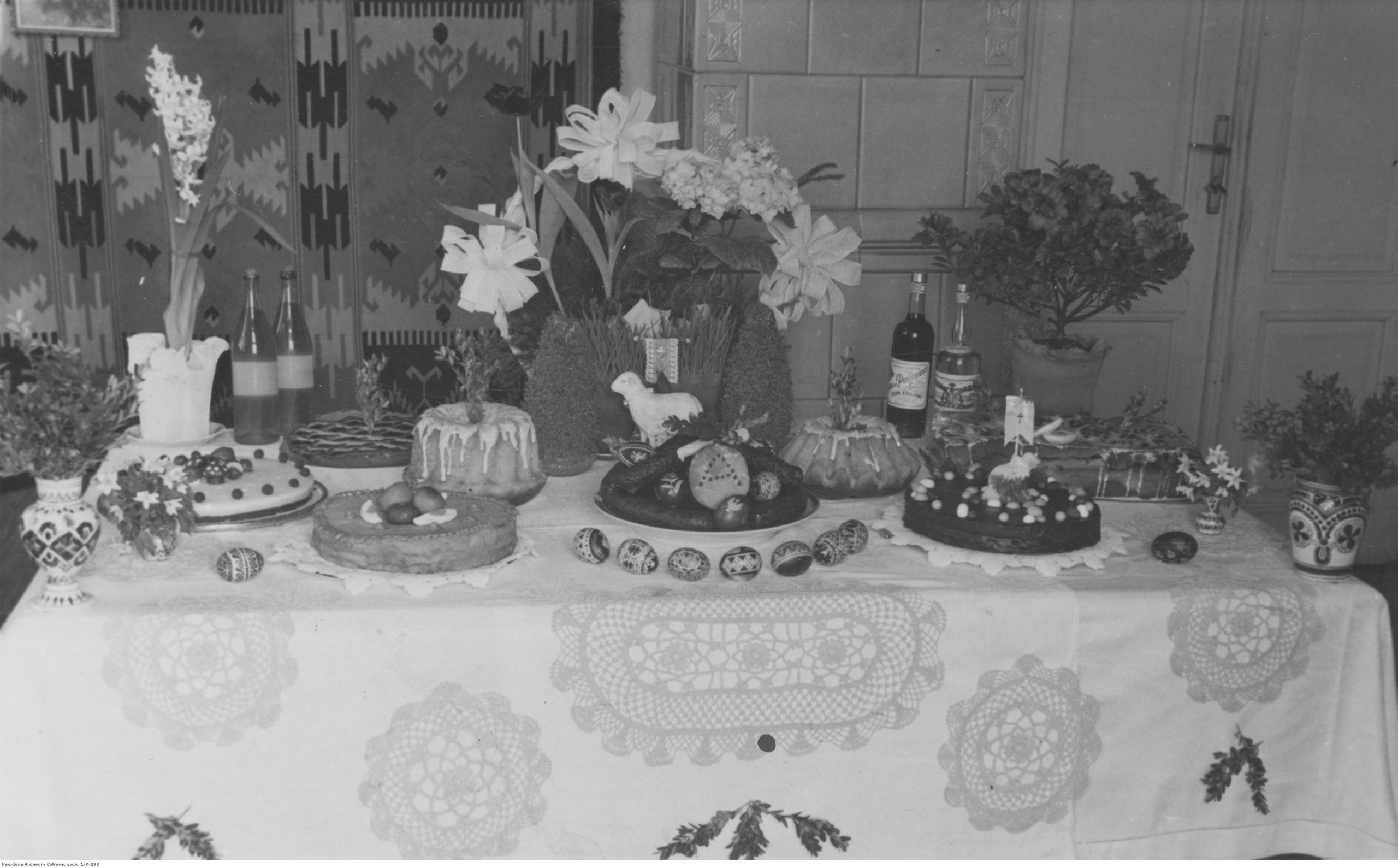 Innym z deserów, którego nie mogło zabraknąć na wielkanocnym stole były mazurki. Często było to popisowe ciasto pani domu i starano się je bogato udekorować. Można było wykorzystywać na przykład marcepanowe jajeczka, które robiono samodzielnie albo kupowano w sklepach (fot. Narodowe Archiwum Cyfrowe, sygn. 3/1/0/15/293/1, domena publiczna)