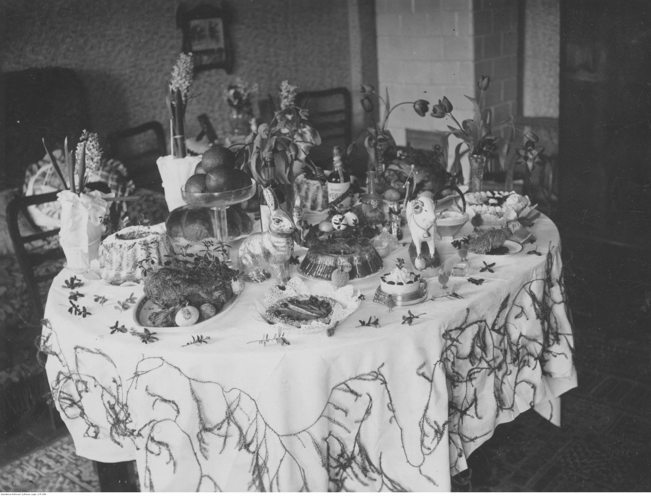 Przy tak zastawionym stole trudno było usiąść (fot. Narodowe Archiwum Cyfrowe, sygn. 3/1/0/15/294/1, domena publiczna)