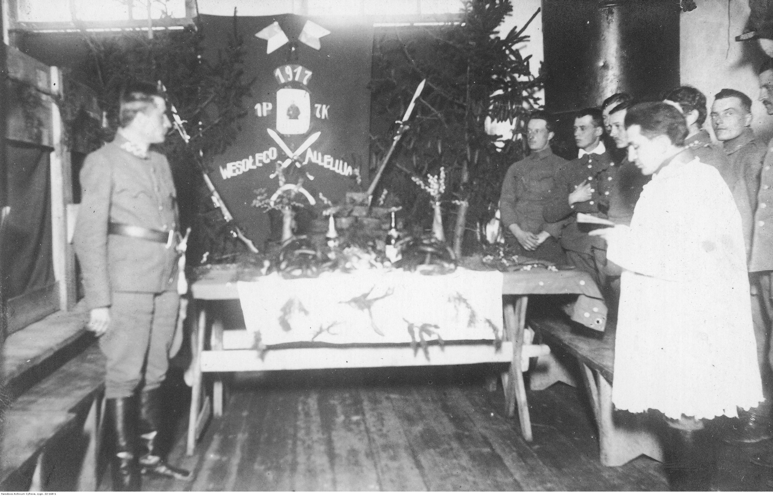 Święcenie pokarmów w w 1 Pułku Piechoty Legionów Polskich; 7 kwietnia 1917 r. (fot. Narodowe Archiwum Cyfrowe, sygn. 3/22/0/-/168/1, domena publiczna)