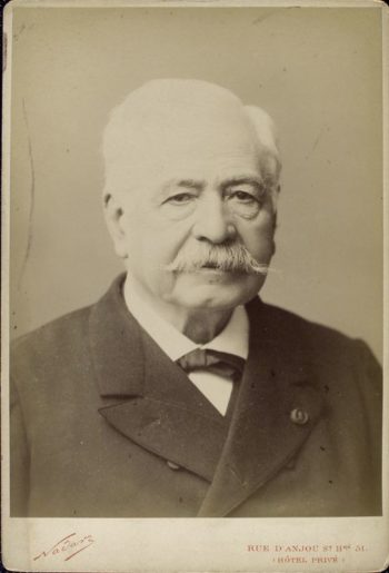 Ferdinand de Lesseps, fotografia portretowa. Starszy siwy mężczyzna o pogodnym spojzrzeniu i sumiastych wąsach