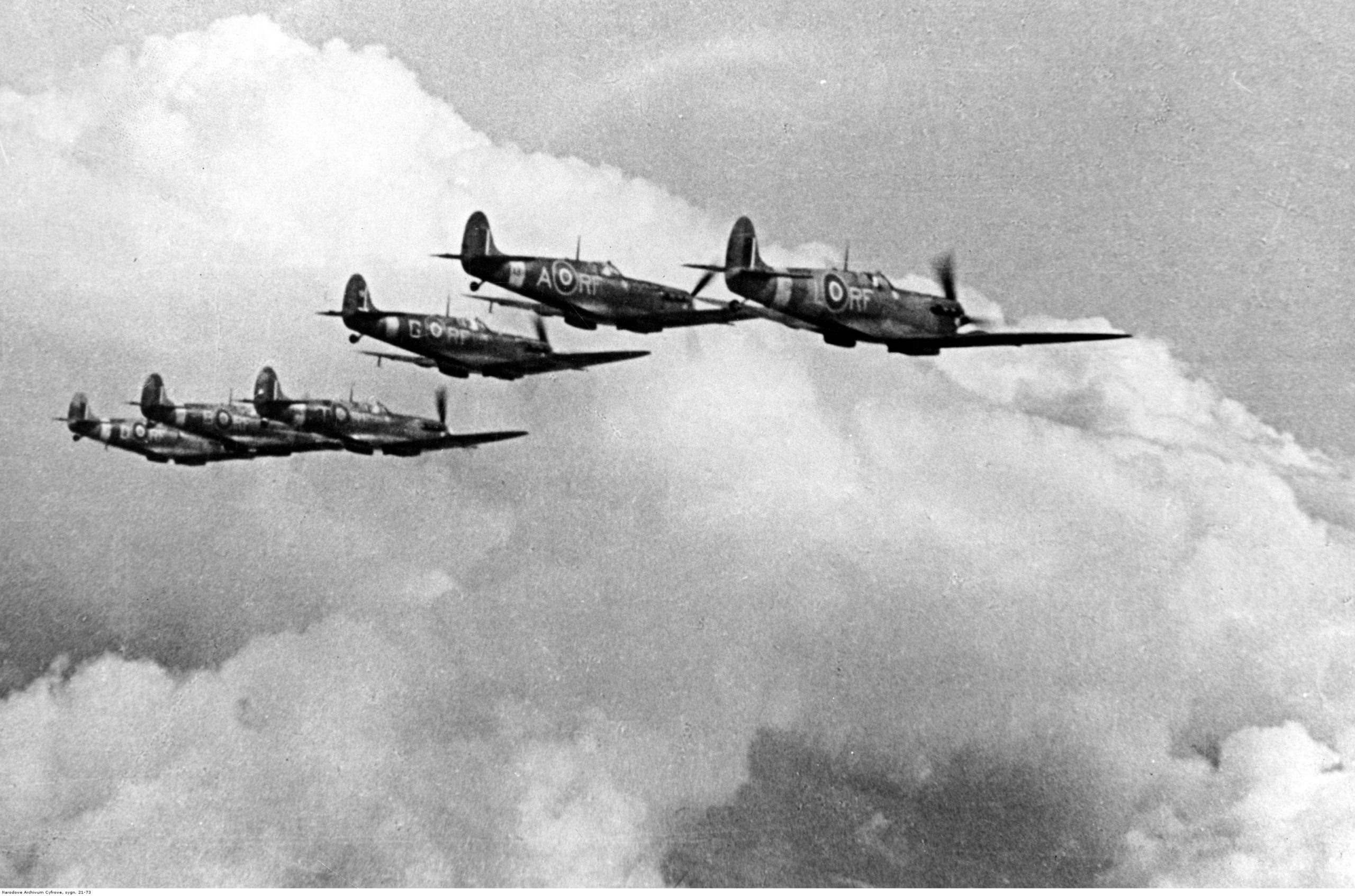 Spitfire’y Dywizjonu 303 w szyku bojowym; 1941–1944 r. (fot. ze zbiorów Narodowego Archiwum Cyfrowego, sygn. 3/21/0/-/73/1, domena publiczna)