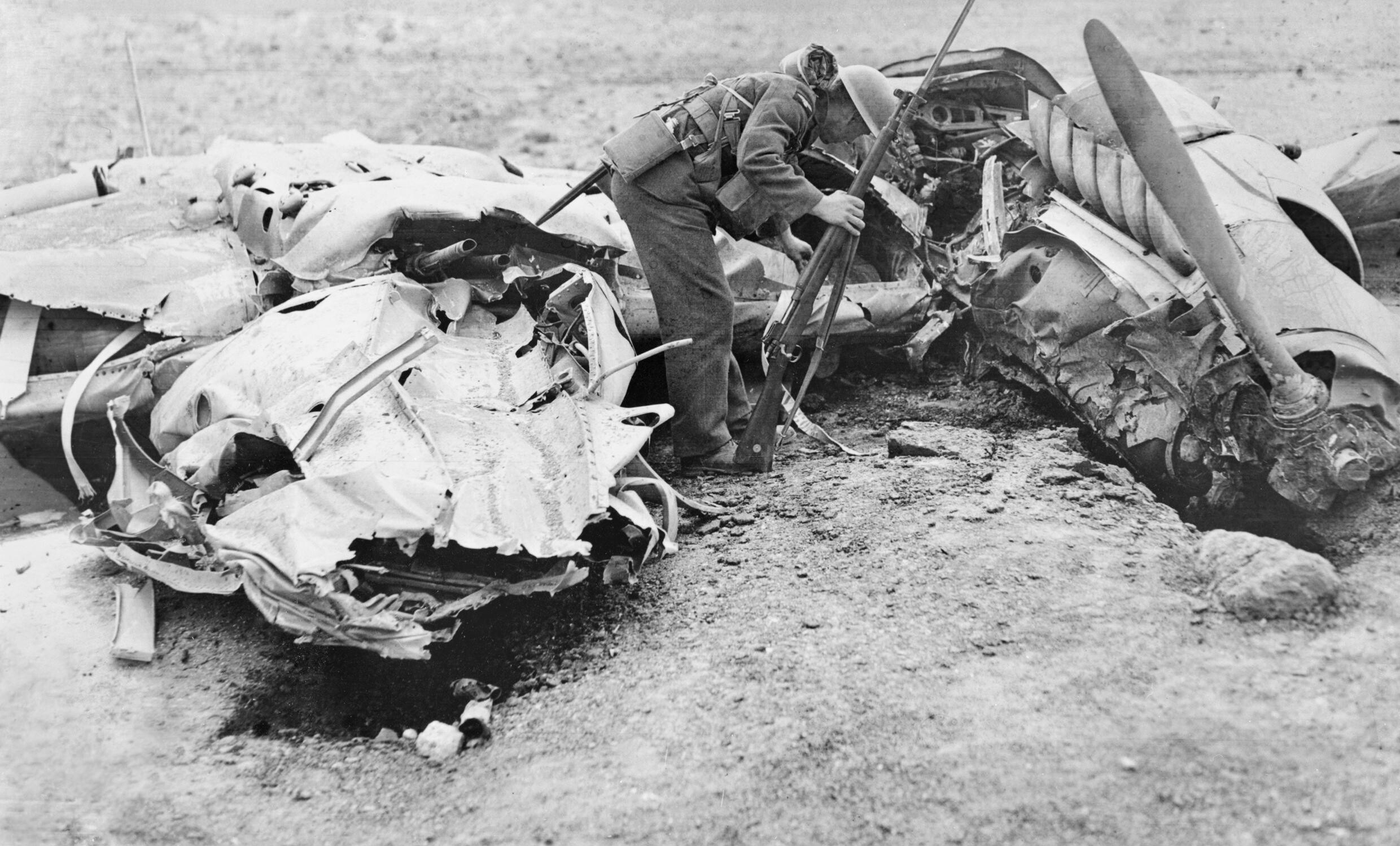 Smętne resztki Me-110; sierpień 1940 r. Patrząc na takie zdjęcia warto pamiętać, że w niektórych wypadkach zapewnieniem odpowiedniego podpisu do fotografii zajmowali się powojenni historycy, prowadząc pieczołowitą analizę źródeł (fot. ze zbiorów Imperial War Museum, sygn. HU 69874, IWM Non-Commercial Licence)