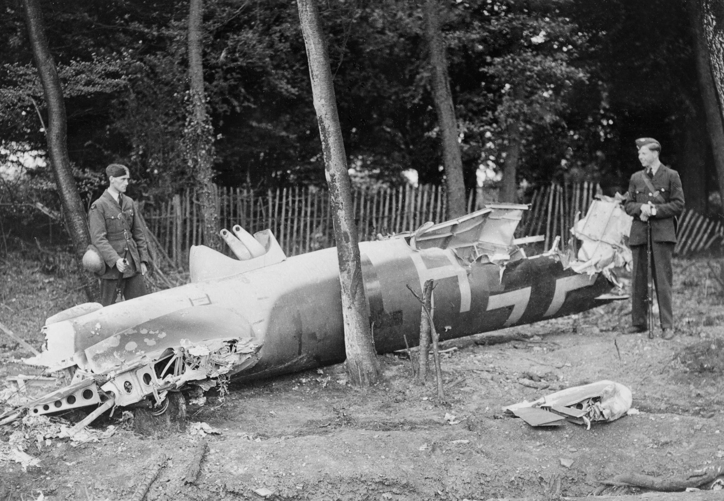 Fragment Do-17. Jeśli kadłub był w miarę dobrym stanie, lub przynajmniej zachowały się na nim kodowe oznaczenia jednostki, weryfikacja zestrzelenia była uproszczona. Jeśli, rzecz jasna, pilot myśliwca zapamiętał je podczas walki; sierpień 1940 r. (fot. Imperial War Museum, sygn.HU 70268, IWM Non-Commercial Licence)