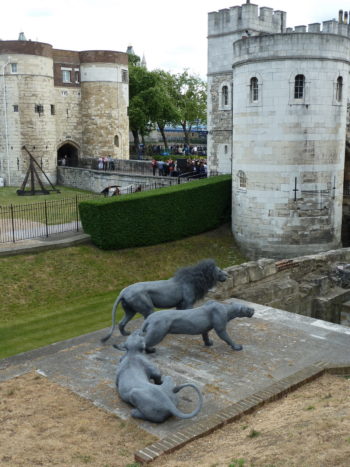 Choć londyńska Tower znana jest przede wszystkim jako więzienie, mieściła się tam również królewska menażeria. Na zdjęciu nawiązujące do tego faktu rzeźby przedstawiające egzotyczne zwierzęta autorstwa Kendry Haste (fot. Gyula Péter, CC BY 3.0)