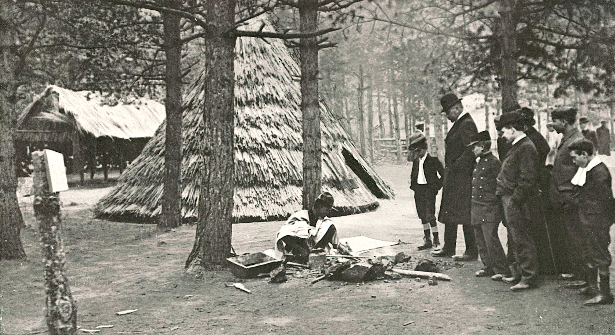 Dahomejska wioska na wystawie kolonialnej w Paryżu w 1907 r. „La Dépêche coloniale illustrée”, 15 lipca 1907 r., s. 165 (ze zbiorów Bibliothèque nationale de France, CIRAD, 2016-191284)