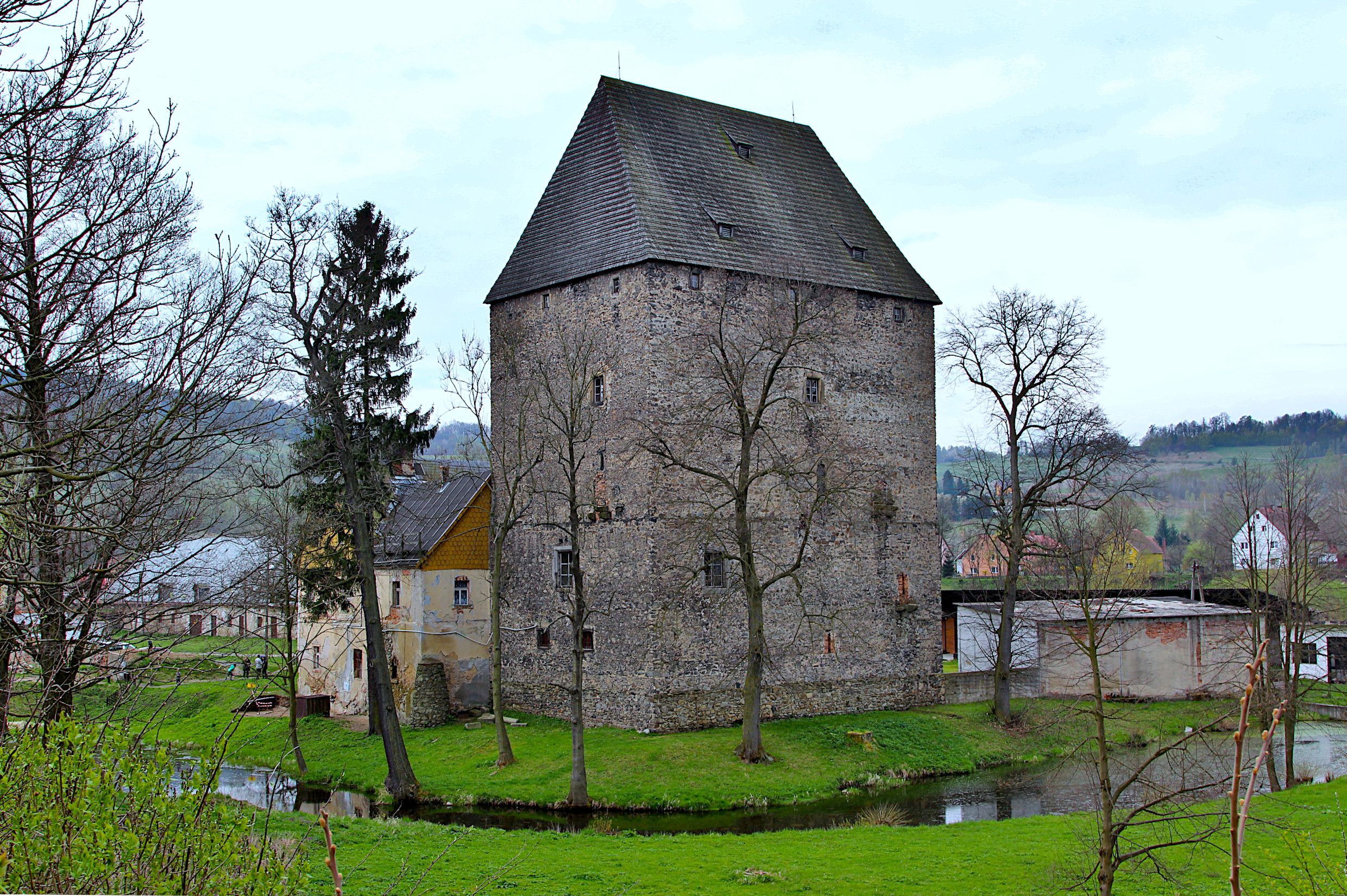 Wieża rycerska w Siedlęcinie (fot. Pnapora, CC BY-SA 3.0)